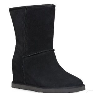 UGG CLASSIC FEMME SHORT BOOTS - WOMEN'S size 6 BLACK
